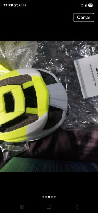 Casco de bici amarillo y blanco