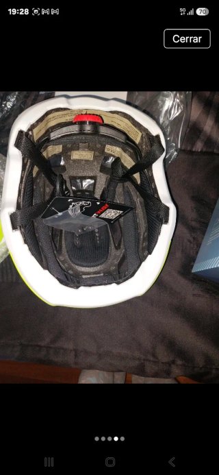 Casco de bici amarillo y blanco