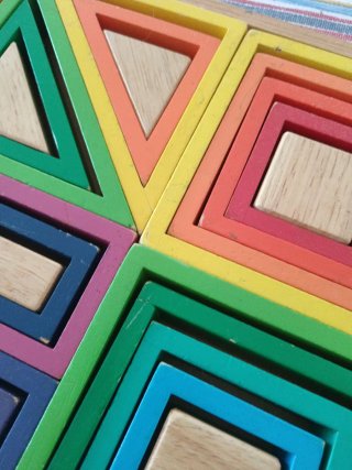 Piezas de madera para apilar. Montessori