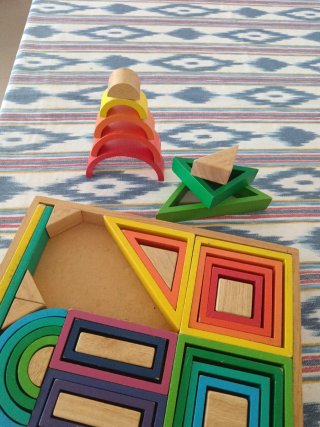 Piezas de madera para apilar. Montessori