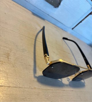 Gafas de sol octogonales doradas y negras