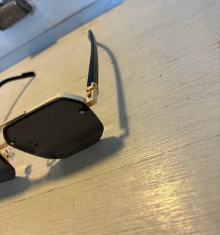 Gafas de sol octogonales doradas y negras