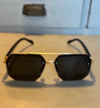 Gafas de sol octogonales doradas y negras