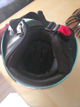 Casco de moto azul y negro