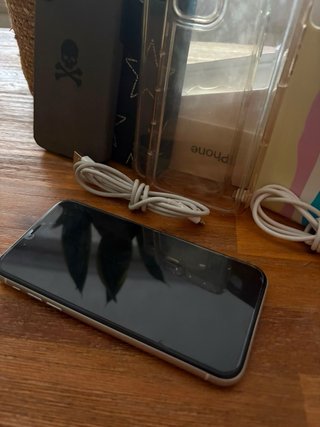 iPhone XR Blanco + Fundas
