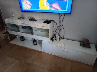 Mueble de salón blanco con cristal