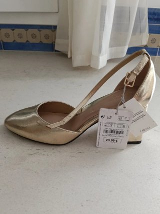 Zapatos dorados tacón cuadrado