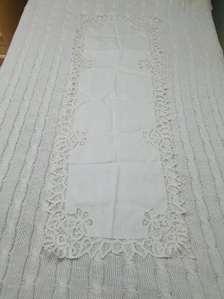Camino de mesa blanco con encaje