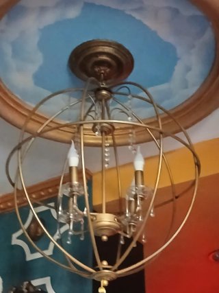 Lámpara de salón dorada y transparente
