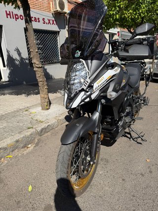 Suzuki V-Strom 650XT Negra y Dorada