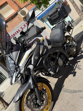 Suzuki V-Strom 650XT Negra y Dorada
