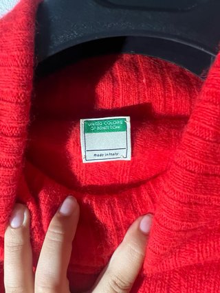 Jersey rojo de cuello alto