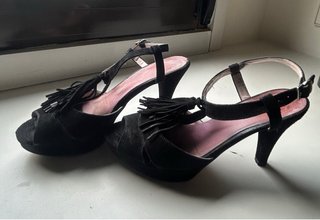 Sandalias ante negro tacón plataforma flecos