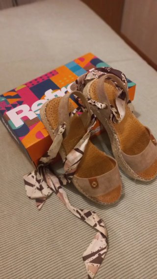 Sandalias cuña beige y multicolor