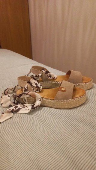 Sandalias cuña beige y multicolor
