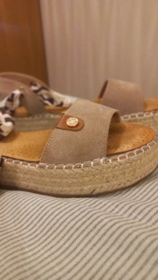 Sandalias cuña beige y multicolor