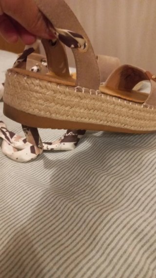 Sandalias cuña beige y multicolor