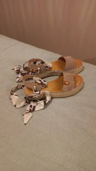 Sandalias cuña beige y multicolor