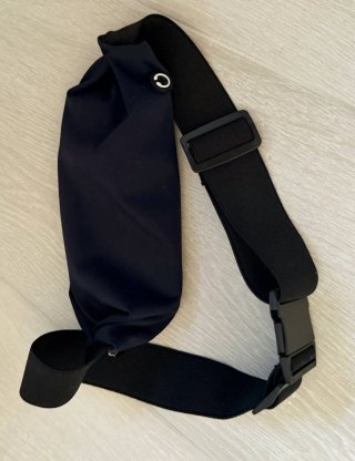 Riñonera deportiva negra y azul