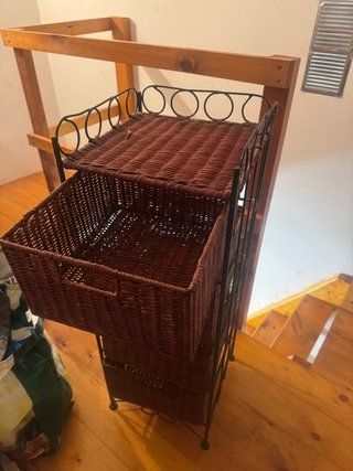 Mueble organizador de mimbre y metal