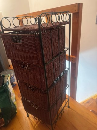 Mueble organizador de mimbre y metal