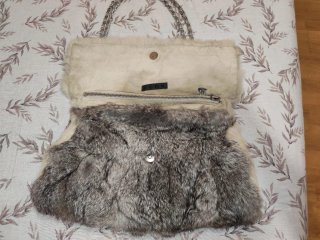 Bolso de conejo beige y marrón