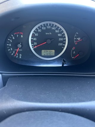 Vendo o cambio Nissan Almera Tino1.8 gasolina 2005