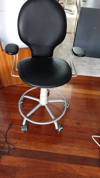 Conjunto Escritorio negro , silla con ruedas...