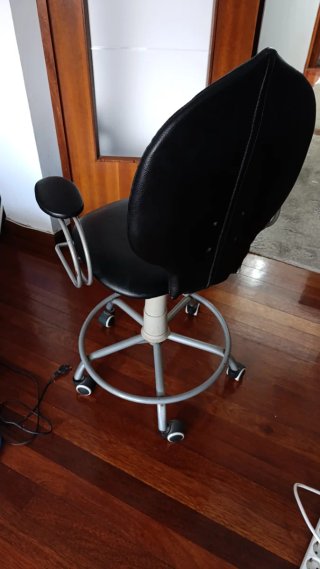 Conjunto Escritorio negro , silla con ruedas...