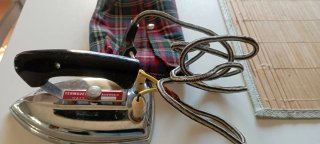 Ferro da stiro vintage con cavo e sacca