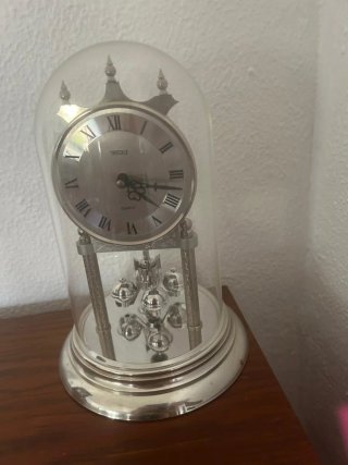Reloj de mesa con péndulo