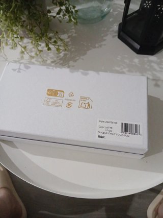 Caja Guess Blanca y Dorada