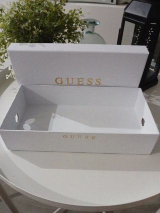 Caja Guess Blanca y Dorada