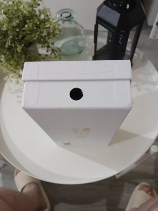 Caja Guess Blanca y Dorada