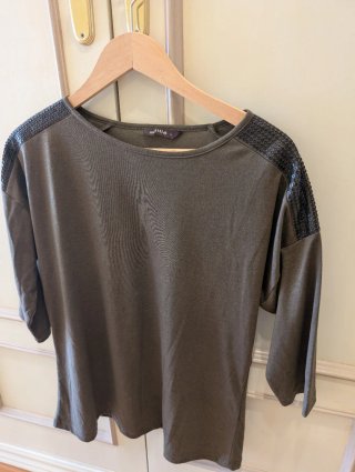Camiseta  verde caqui lentejuelas Talla L