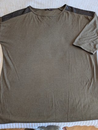 Camiseta  verde caqui lentejuelas Talla L