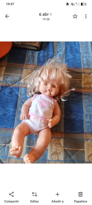Muñeca bebé rubia con vestido de corazón
