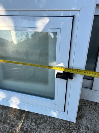 Ventana blanca de aluminio oscilovatiente
