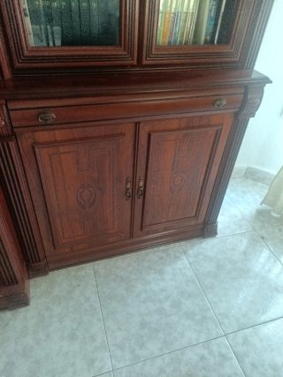 Mueble de salón de madera y cristal