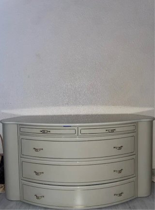 Cómoda blanca y dorada de madera