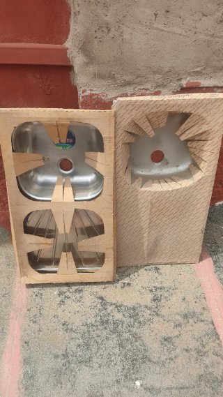 Fregadero de metal plateado