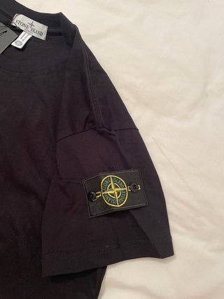Camiseta con etiquetas stone island. Talla S