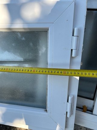 Ventana blanca con manilla oscilo batiente