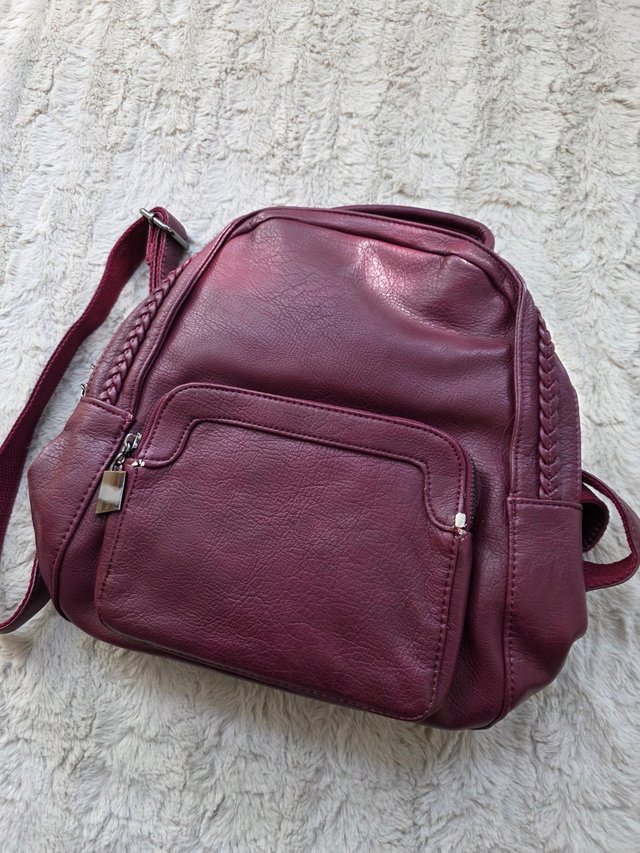 Mochila dama simil cuero morado