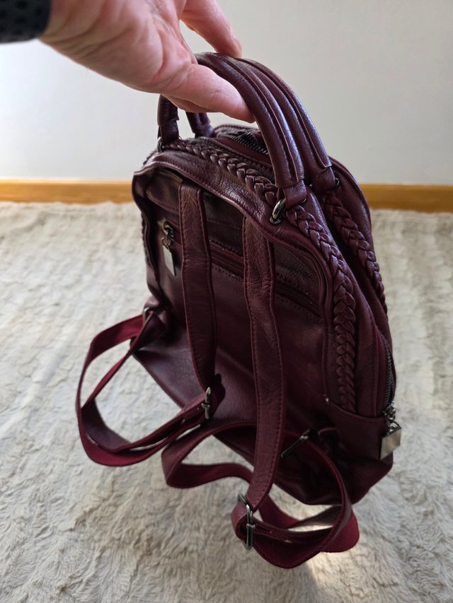 Mochila dama simil cuero morado