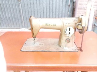 Máquina de coser Singer antigua con mesa