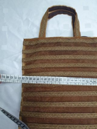 Bolso de mano marrón con tiras