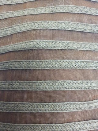Bolso de mano marrón con tiras