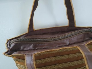 Bolso de mano marrón con tiras