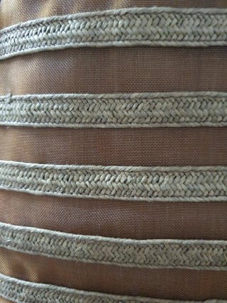 Bolso de mano marrón con tiras